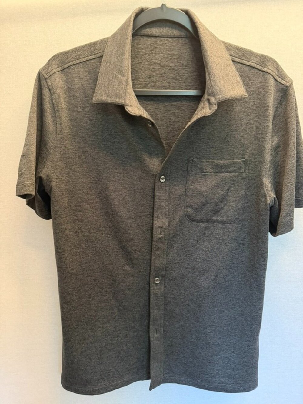 Vuori Men’s Medium Gray Short Sleeve Button Shirt Stretch Performance